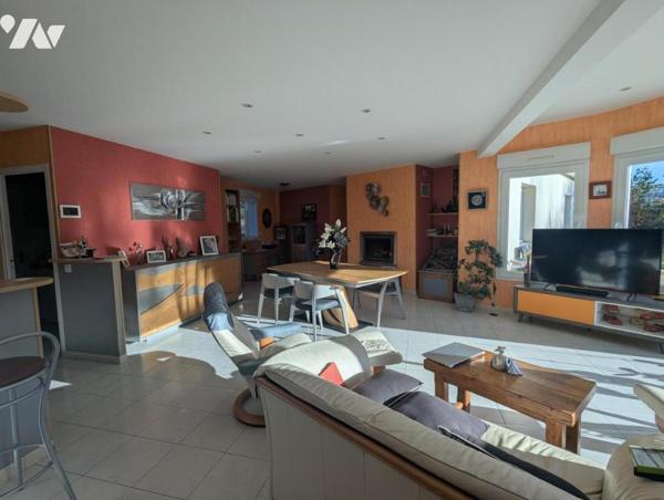 Maison de plain-pied, très lumineuse, avec dépendances , étang et terrain boisé