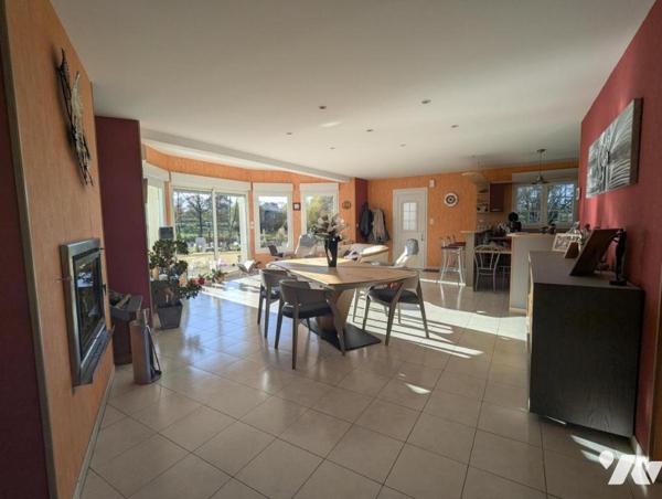 Maison de plain-pied, très lumineuse, avec dépendances , étang et terrain boisé