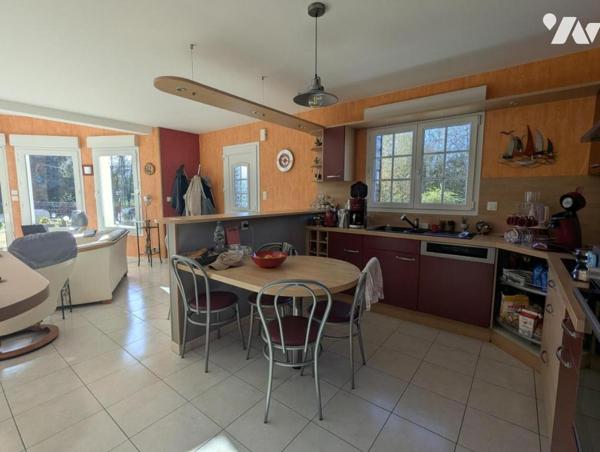 Maison de plain-pied, très lumineuse, avec dépendances , étang et terrain boisé