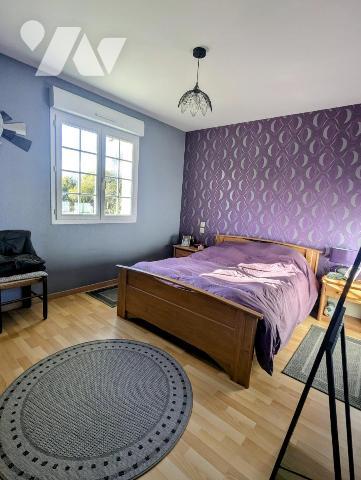 Maison de plain-pied, très lumineuse, avec dépendances , étang et terrain boisé