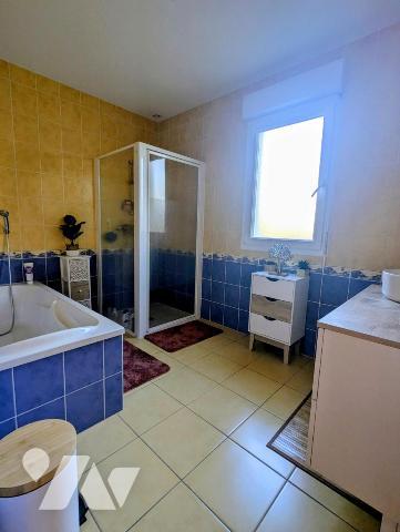 Maison de plain-pied, très lumineuse, avec dépendances , étang et terrain boisé