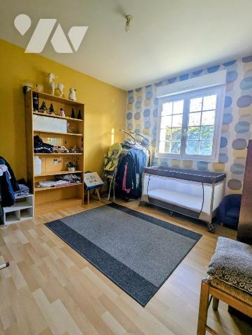 Maison de plain-pied, très lumineuse, avec dépendances , étang et terrain boisé