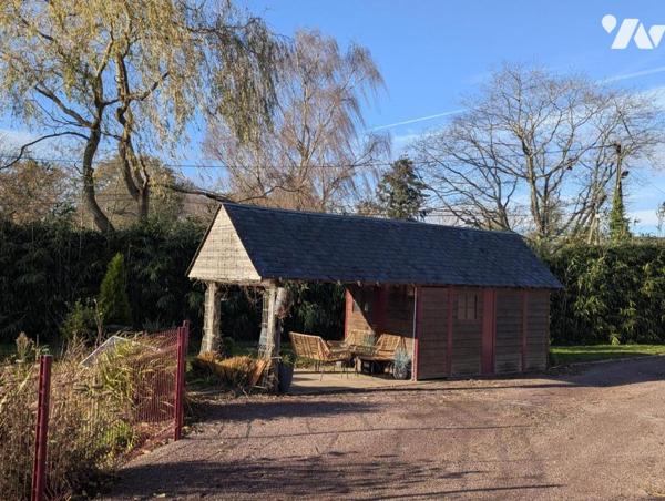 Maison de plain-pied, très lumineuse, avec dépendances , étang et terrain boisé