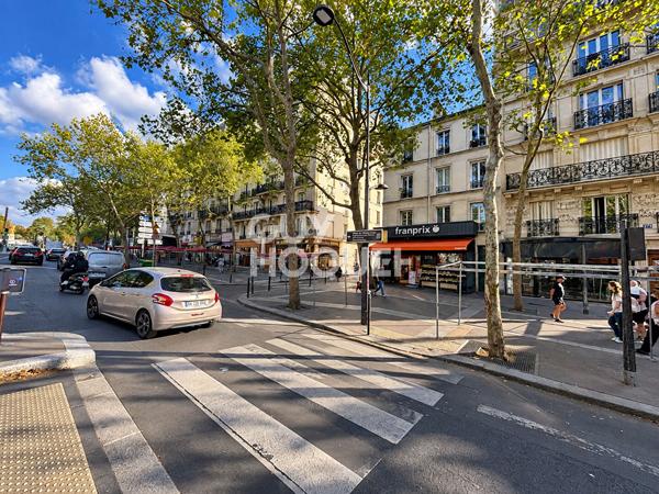 À louer ? Local commercial avec vitrine, avenue Daumesnil, Paris 12e