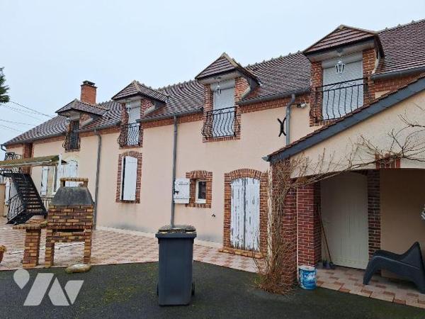 A vendre à SAINT PALAIS (CHER), grande longère familiale comprenant un séjour-salon avec chemin...