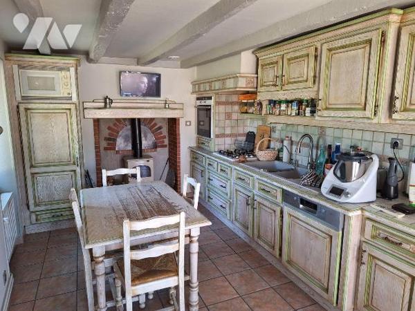 A vendre à SAINT PALAIS (CHER), grande longère familiale comprenant un séjour-salon avec chemin...