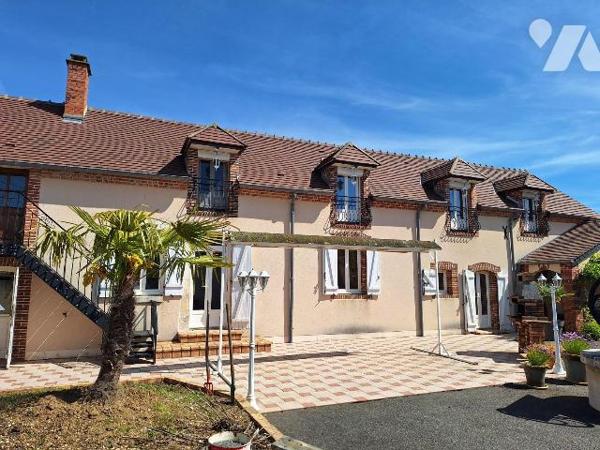 A vendre à SAINT PALAIS (CHER), grande longère familiale comprenant un séjour-salon avec chemin...