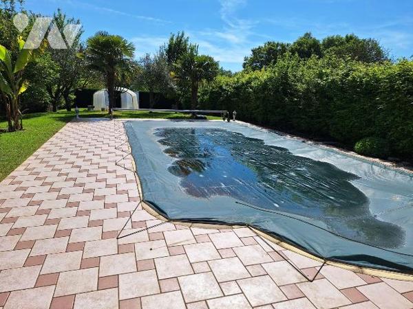 A vendre à SAINT PALAIS (CHER), grande longère familiale comprenant un séjour-salon avec chemin...