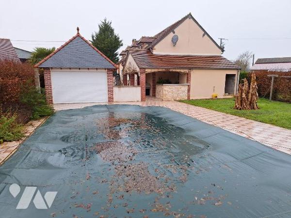 A vendre à SAINT PALAIS (CHER), grande longère familiale comprenant un séjour-salon avec chemin...