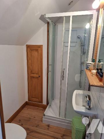 A vendre à SAINT PALAIS (CHER), grande longère familiale comprenant un séjour-salon avec chemin...