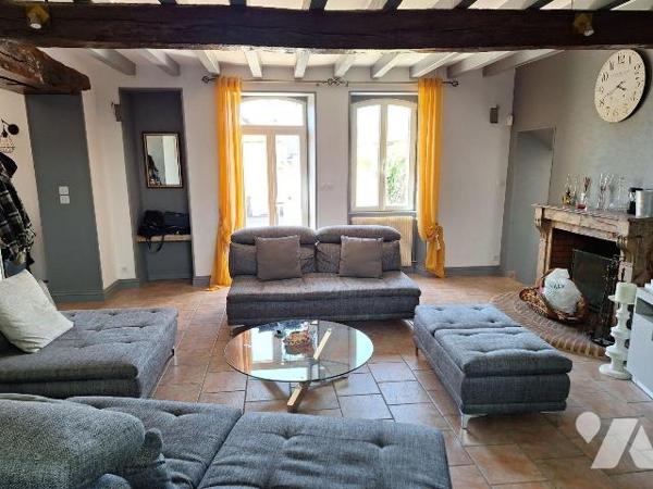A vendre à SAINT PALAIS (CHER), grande longère familiale comprenant un séjour-salon avec chemin...