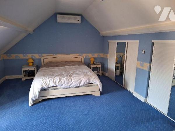 A vendre à SAINT PALAIS (CHER), grande longère familiale comprenant un séjour-salon avec chemin...