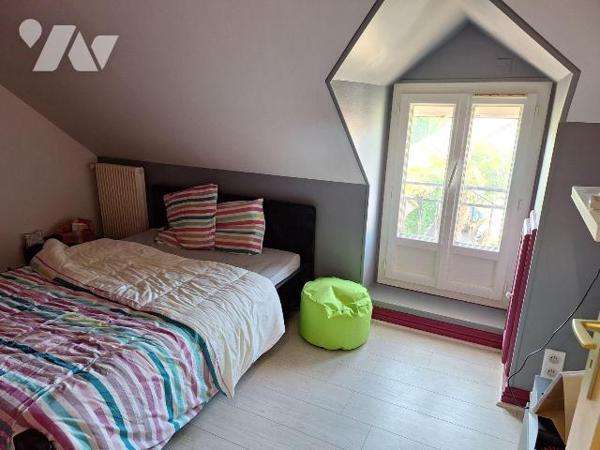 A vendre à SAINT PALAIS (CHER), grande longère familiale comprenant un séjour-salon avec chemin...