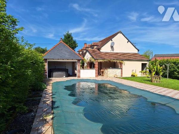 A vendre à SAINT PALAIS (CHER), grande longère familiale comprenant un séjour-salon avec chemin...