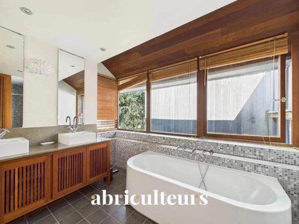 Splendide maison d'architecte dans un écrin de verdure 317m², piscine et grandes terrasses Nantes Sud