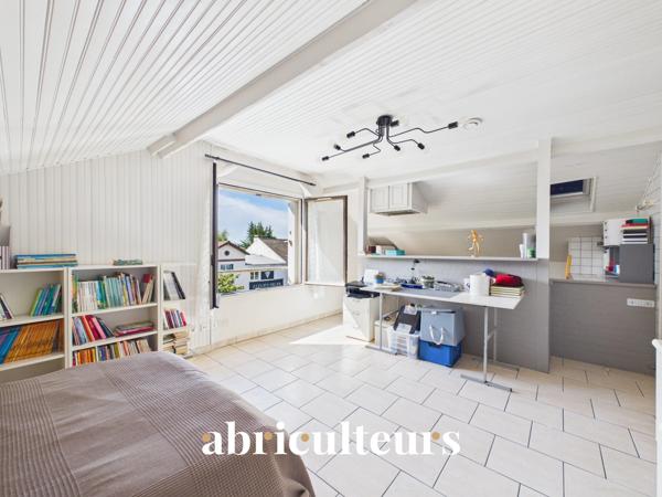 Clamart : Maison familiale lumineuse, 4 chambres, jardin, dépendance et fort potentiel
