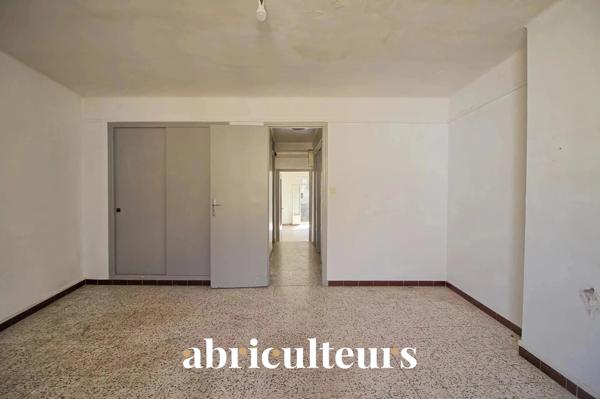 Immeuble polyvalent de 168,48m² composé de deux appartements à Rognes 13840
