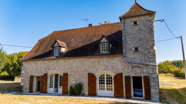 Charmante ferme quercynoise en pierre avec dépendances, à proximité de Rocamadour et de Martel