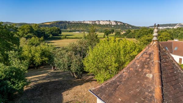 Charmante ferme quercynoise en pierre avec dépendances, à proximité de Rocamadour et de Martel