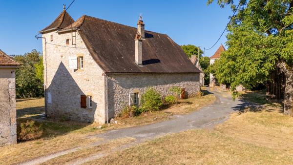 Charmante ferme quercynoise en pierre avec dépendances, à proximité de Rocamadour et de Martel