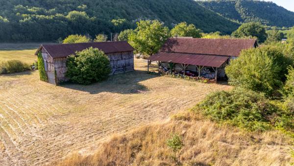 Charmante ferme quercynoise en pierre avec dépendances, à proximité de Rocamadour et de Martel
