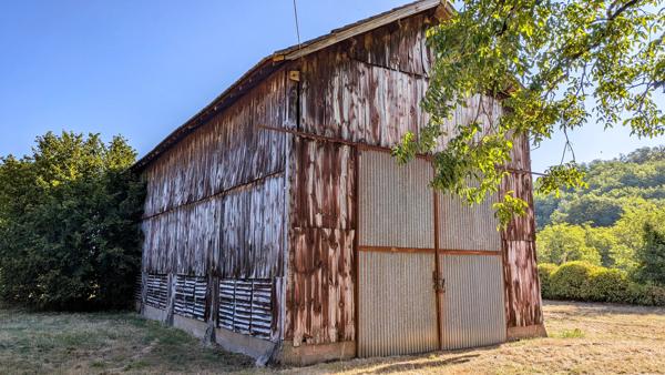 Charmante ferme quercynoise en pierre avec dépendances, à proximité de Rocamadour et de Martel