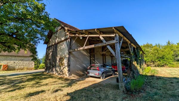 Charmante ferme quercynoise en pierre avec dépendances, à proximité de Rocamadour et de Martel