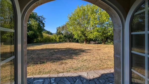 Charmante ferme quercynoise en pierre avec dépendances, à proximité de Rocamadour et de Martel