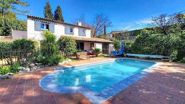 Maison avec piscine et poolhouse