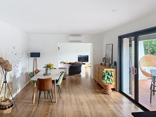 Maison avec piscine et poolhouse