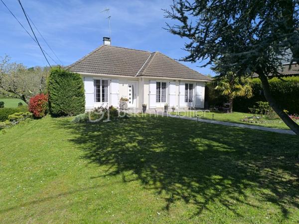 Je vous propose cette maison individuelle de 6 pièces et 111 m² construite en 1972, située à Morigny-Champigny. 
Au coeur d'un quartier recherché et paisible (arrèt de bus à 100metres), cette maison de plain-pied pleine de charme comprend une entrée sur couloir désservant le salon/ séjour lumineux avec poele à granulés.
 Une cuisine (Cuisinella) restant meublée et équipée. 3 chambres dont 2 avec portes fenètres donnant sur terrasse. Couloir desservant également salle de bain et wc séparés 
Sous-sol total partiellement aménagé d'une pièce de vie (salle de jeux) et d'une chambre. Garage pouvant contenir 2 véhicules. 
A l'extérieur, jardin clos et arboré de 800 m2 sans vis à vis offrant un espace sécurisé - - 3 places de parking sur l'allée.
 La maison est située dans un environnement calme et verdoyant, au sud de la commune à proximitée d'Etampes.
 Chauffage électrique. Classe énergie E - Classe climat D. Une belle opportunité à saisir ! Contactez-moi pour organiser une visite.