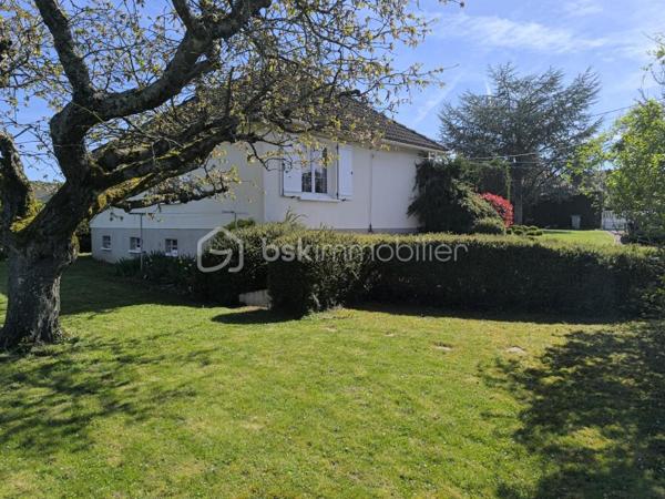 Je vous propose cette maison individuelle de 6 pièces et 111 m² construite en 1972, située à Morigny-Champigny. 
Au coeur d'un quartier recherché et paisible (arrèt de bus à 100metres), cette maison de plain-pied pleine de charme comprend une entrée sur couloir désservant le salon/ séjour lumineux avec poele à granulés.
 Une cuisine (Cuisinella) restant meublée et équipée. 3 chambres dont 2 avec portes fenètres donnant sur terrasse. Couloir desservant également salle de bain et wc séparés 
Sous-sol total partiellement aménagé d'une pièce de vie (salle de jeux) et d'une chambre. Garage pouvant contenir 2 véhicules. 
A l'extérieur, jardin clos et arboré de 800 m2 sans vis à vis offrant un espace sécurisé - - 3 places de parking sur l'allée.
 La maison est située dans un environnement calme et verdoyant, au sud de la commune à proximitée d'Etampes.
 Chauffage électrique. Classe énergie E - Classe climat D. Une belle opportunité à saisir ! Contactez-moi pour organiser une visite.