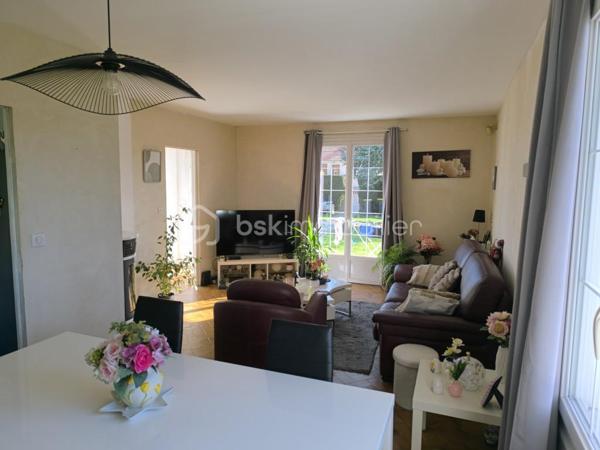 Je vous propose cette maison individuelle de 6 pièces et 111 m² construite en 1972, située à Morigny-Champigny. 
Au coeur d'un quartier recherché et paisible (arrèt de bus à 100metres), cette maison de plain-pied pleine de charme comprend une entrée sur couloir désservant le salon/ séjour lumineux avec poele à granulés.
 Une cuisine (Cuisinella) restant meublée et équipée. 3 chambres dont 2 avec portes fenètres donnant sur terrasse. Couloir desservant également salle de bain et wc séparés 
Sous-sol total partiellement aménagé d'une pièce de vie (salle de jeux) et d'une chambre. Garage pouvant contenir 2 véhicules. 
A l'extérieur, jardin clos et arboré de 800 m2 sans vis à vis offrant un espace sécurisé - - 3 places de parking sur l'allée.
 La maison est située dans un environnement calme et verdoyant, au sud de la commune à proximitée d'Etampes.
 Chauffage électrique. Classe énergie E - Classe climat D. Une belle opportunité à saisir ! Contactez-moi pour organiser une visite.