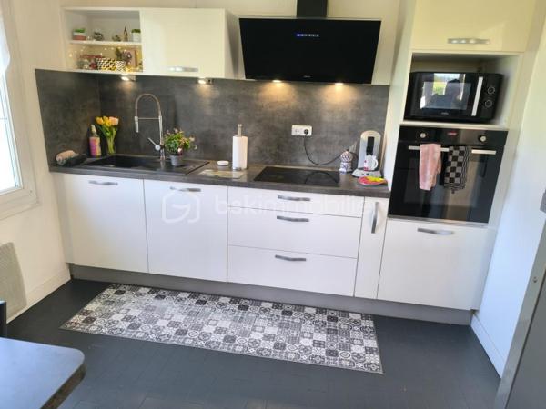 Je vous propose cette maison individuelle de 6 pièces et 111 m² construite en 1972, située à Morigny-Champigny. 
Au coeur d'un quartier recherché et paisible (arrèt de bus à 100metres), cette maison de plain-pied pleine de charme comprend une entrée sur couloir désservant le salon/ séjour lumineux avec poele à granulés.
 Une cuisine (Cuisinella) restant meublée et équipée. 3 chambres dont 2 avec portes fenètres donnant sur terrasse. Couloir desservant également salle de bain et wc séparés 
Sous-sol total partiellement aménagé d'une pièce de vie (salle de jeux) et d'une chambre. Garage pouvant contenir 2 véhicules. 
A l'extérieur, jardin clos et arboré de 800 m2 sans vis à vis offrant un espace sécurisé - - 3 places de parking sur l'allée.
 La maison est située dans un environnement calme et verdoyant, au sud de la commune à proximitée d'Etampes.
 Chauffage électrique. Classe énergie E - Classe climat D. Une belle opportunité à saisir ! Contactez-moi pour organiser une visite.