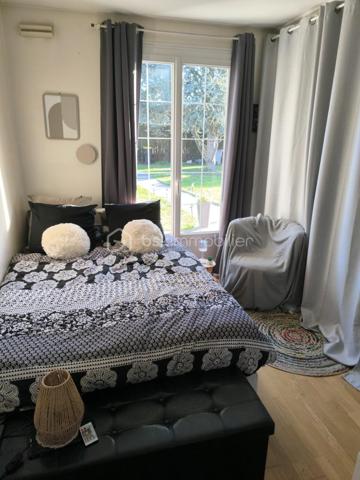 Je vous propose cette maison individuelle de 6 pièces et 111 m² construite en 1972, située à Morigny-Champigny. 
Au coeur d'un quartier recherché et paisible (arrèt de bus à 100metres), cette maison de plain-pied pleine de charme comprend une entrée sur couloir désservant le salon/ séjour lumineux avec poele à granulés.
 Une cuisine (Cuisinella) restant meublée et équipée. 3 chambres dont 2 avec portes fenètres donnant sur terrasse. Couloir desservant également salle de bain et wc séparés 
Sous-sol total partiellement aménagé d'une pièce de vie (salle de jeux) et d'une chambre. Garage pouvant contenir 2 véhicules. 
A l'extérieur, jardin clos et arboré de 800 m2 sans vis à vis offrant un espace sécurisé - - 3 places de parking sur l'allée.
 La maison est située dans un environnement calme et verdoyant, au sud de la commune à proximitée d'Etampes.
 Chauffage électrique. Classe énergie E - Classe climat D. Une belle opportunité à saisir ! Contactez-moi pour organiser une visite.