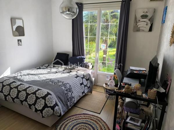 Je vous propose cette maison individuelle de 6 pièces et 111 m² construite en 1972, située à Morigny-Champigny. 
Au coeur d'un quartier recherché et paisible (arrèt de bus à 100metres), cette maison de plain-pied pleine de charme comprend une entrée sur couloir désservant le salon/ séjour lumineux avec poele à granulés.
 Une cuisine (Cuisinella) restant meublée et équipée. 3 chambres dont 2 avec portes fenètres donnant sur terrasse. Couloir desservant également salle de bain et wc séparés 
Sous-sol total partiellement aménagé d'une pièce de vie (salle de jeux) et d'une chambre. Garage pouvant contenir 2 véhicules. 
A l'extérieur, jardin clos et arboré de 800 m2 sans vis à vis offrant un espace sécurisé - - 3 places de parking sur l'allée.
 La maison est située dans un environnement calme et verdoyant, au sud de la commune à proximitée d'Etampes.
 Chauffage électrique. Classe énergie E - Classe climat D. Une belle opportunité à saisir ! Contactez-moi pour organiser une visite.