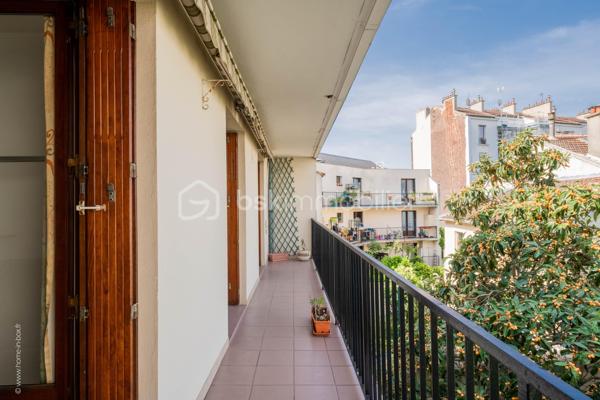 Appartement familial avec balcon et cave, immédiatement habitable.
Il se compose d'une belle entrée avec placard, d'un double séjour de 30m² très lumineux, d'une cuisine séparée équipée, de 3 chambres sur cour au calme (de 9 à 10m²) chacune avec sa porte-fenêtre donnant sur un grand balcon filant de 10m², d'une salle de bain, de WC séparés et d'un cagibi.
Vendu avec une grande cave très saine.
 
Au 2è étage, petite copropriété de seulement 12 lots très bien entretenue, faibles charges (500€/trimestre), très lumineux, traversant E/O, très bien entretenu, chauffage individuel électrique, volets, store-banne sur le balcon. Modulable : aucun mur porteur.
 
A 5 min à pied de la mairie et du métro (ligne 12 et future ligne 15). Commerces et écoles à proximité immédiate.