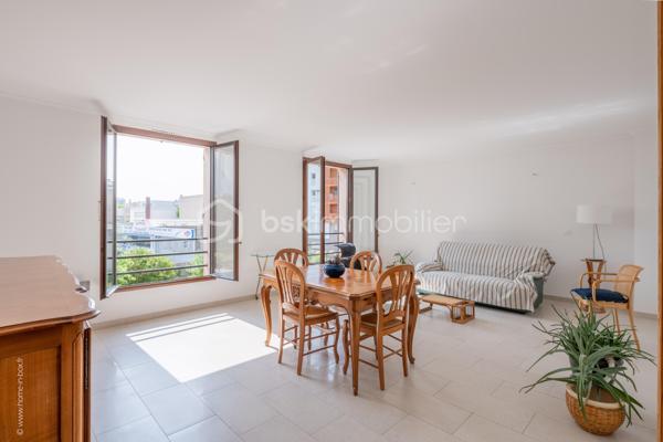 Appartement familial avec balcon et cave, immédiatement habitable.
Il se compose d'une belle entrée avec placard, d'un double séjour de 30m² très lumineux, d'une cuisine séparée équipée, de 3 chambres sur cour au calme (de 9 à 10m²) chacune avec sa porte-fenêtre donnant sur un grand balcon filant de 10m², d'une salle de bain, de WC séparés et d'un cagibi.
Vendu avec une grande cave très saine.
 
Au 2è étage, petite copropriété de seulement 12 lots très bien entretenue, faibles charges (500€/trimestre), très lumineux, traversant E/O, très bien entretenu, chauffage individuel électrique, volets, store-banne sur le balcon. Modulable : aucun mur porteur.
 
A 5 min à pied de la mairie et du métro (ligne 12 et future ligne 15). Commerces et écoles à proximité immédiate.
