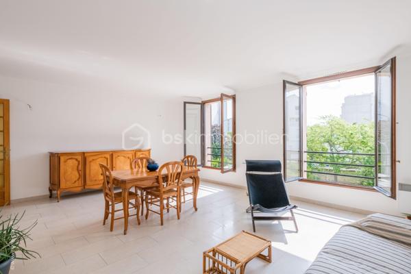 Appartement familial avec balcon et cave, immédiatement habitable.
Il se compose d'une belle entrée avec placard, d'un double séjour de 30m² très lumineux, d'une cuisine séparée équipée, de 3 chambres sur cour au calme (de 9 à 10m²) chacune avec sa porte-fenêtre donnant sur un grand balcon filant de 10m², d'une salle de bain, de WC séparés et d'un cagibi.
Vendu avec une grande cave très saine.
 
Au 2è étage, petite copropriété de seulement 12 lots très bien entretenue, faibles charges (500€/trimestre), très lumineux, traversant E/O, très bien entretenu, chauffage individuel électrique, volets, store-banne sur le balcon. Modulable : aucun mur porteur.
 
A 5 min à pied de la mairie et du métro (ligne 12 et future ligne 15). Commerces et écoles à proximité immédiate.