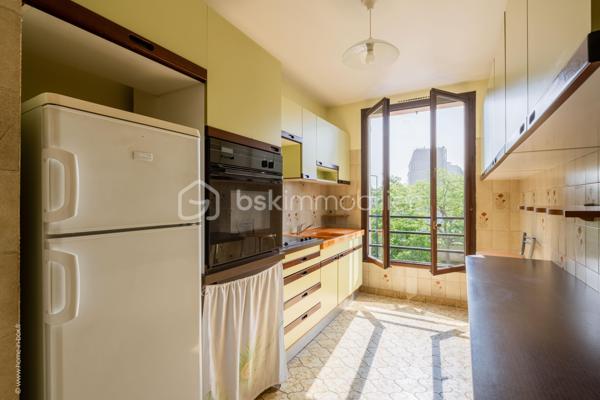 Appartement familial avec balcon et cave, immédiatement habitable.
Il se compose d'une belle entrée avec placard, d'un double séjour de 30m² très lumineux, d'une cuisine séparée équipée, de 3 chambres sur cour au calme (de 9 à 10m²) chacune avec sa porte-fenêtre donnant sur un grand balcon filant de 10m², d'une salle de bain, de WC séparés et d'un cagibi.
Vendu avec une grande cave très saine.
 
Au 2è étage, petite copropriété de seulement 12 lots très bien entretenue, faibles charges (500€/trimestre), très lumineux, traversant E/O, très bien entretenu, chauffage individuel électrique, volets, store-banne sur le balcon. Modulable : aucun mur porteur.
 
A 5 min à pied de la mairie et du métro (ligne 12 et future ligne 15). Commerces et écoles à proximité immédiate.