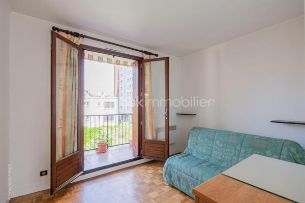 Appartement familial avec balcon et cave, immédiatement habitable.
Il se compose d'une belle entrée avec placard, d'un double séjour de 30m² très lumineux, d'une cuisine séparée équipée, de 3 chambres sur cour au calme (de 9 à 10m²) chacune avec sa porte-fenêtre donnant sur un grand balcon filant de 10m², d'une salle de bain, de WC séparés et d'un cagibi.
Vendu avec une grande cave très saine.
 
Au 2è étage, petite copropriété de seulement 12 lots très bien entretenue, faibles charges (500€/trimestre), très lumineux, traversant E/O, très bien entretenu, chauffage individuel électrique, volets, store-banne sur le balcon. Modulable : aucun mur porteur.
 
A 5 min à pied de la mairie et du métro (ligne 12 et future ligne 15). Commerces et écoles à proximité immédiate.