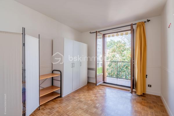 Appartement familial avec balcon et cave, immédiatement habitable.
Il se compose d'une belle entrée avec placard, d'un double séjour de 30m² très lumineux, d'une cuisine séparée équipée, de 3 chambres sur cour au calme (de 9 à 10m²) chacune avec sa porte-fenêtre donnant sur un grand balcon filant de 10m², d'une salle de bain, de WC séparés et d'un cagibi.
Vendu avec une grande cave très saine.
 
Au 2è étage, petite copropriété de seulement 12 lots très bien entretenue, faibles charges (500€/trimestre), très lumineux, traversant E/O, très bien entretenu, chauffage individuel électrique, volets, store-banne sur le balcon. Modulable : aucun mur porteur.
 
A 5 min à pied de la mairie et du métro (ligne 12 et future ligne 15). Commerces et écoles à proximité immédiate.