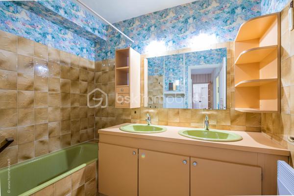 Appartement familial avec balcon et cave, immédiatement habitable.
Il se compose d'une belle entrée avec placard, d'un double séjour de 30m² très lumineux, d'une cuisine séparée équipée, de 3 chambres sur cour au calme (de 9 à 10m²) chacune avec sa porte-fenêtre donnant sur un grand balcon filant de 10m², d'une salle de bain, de WC séparés et d'un cagibi.
Vendu avec une grande cave très saine.
 
Au 2è étage, petite copropriété de seulement 12 lots très bien entretenue, faibles charges (500€/trimestre), très lumineux, traversant E/O, très bien entretenu, chauffage individuel électrique, volets, store-banne sur le balcon. Modulable : aucun mur porteur.
 
A 5 min à pied de la mairie et du métro (ligne 12 et future ligne 15). Commerces et écoles à proximité immédiate.