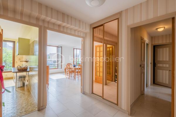 En centre-ville d'Aubervilliers, idéal pour une famille ou une colocation qui cherche un lieu de vie spacieux et en très bon état à quelques minutes du métro.

Habitable de suite.

Il se compose d'une belle entrée avec placard, d'un double séjour de 30m² très lumineux, d'une cuisine séparée équipée, et d'une partie nuit comprenant 3 chambres sur cour au calme (de 9 à 10m²) chacune avec sa porte-fenêtre donnant sur le balcon filant de 10m², d'une salle de bain, de WC séparés et d'un cagibi.
Vendu avec une grande cave très saine en sous-sol.

Au 2è étage sur 3 d'une petite copropriété de 12 lots très bien entretenue et sécurisée. Faibles charges (500 euros/trimestre), très lumineux, double exposition est-ouest, chauffage individuel électrique, double vitrage, volets sur toutes les fenêtres et store banne sur le balcon.

Cet appartement est immédiatement habitable pour ceux qui cherchent à poser leurs valises, mais est également très modulable puisqu'il ne dispose d'aucun mur porteur.
Possibilité notamment d'ouvir la cuisine sur le séjour pour créer une grande pièce de 40m².

Situé à 5 min à pied de la mairie d'Aubervilliers et du métro (ligne 12 et future ligne 15). Pistes cyclables au pied de l'immeuble. Commerces et écoles à proximité immédiate. Installations sportives et culturelles à quelques minutes à pied.