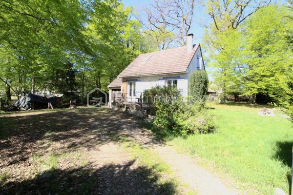Situé dans le cadre privilégié et recherché de La Jacqueminière, sur la commune de Courtenay, ce pavillon des années 80 offre un environnement calme et verdoyant. Construite sur vide sanitaire, la maison bénéficie d'une structure saine et repose sur un vaste terrain plat, entièrement clos, idéal pour profiter des beaux jours en toute sérénité.
Le rez-de-chaussée a été pensé pour la convivialité. Il s'ouvre sur une cuisine aménagée et équipée, parfaitement intégrée à une vaste pièce de vie. Le salon-séjour, véritable cœur de la maison, dispose d'un insert qui apporte une atmosphère chaleureuse durant l'hiver. Ce niveau comprend également une salle d’eau moderne avec douche, un WC indépendant ainsi qu’un espace buanderie pratique au quotidien.
À l’étage, un palier dessert deux belles chambres spacieuses, offrant un espace de nuit confortable et intime .
En complément de son grand jardin, la propriété dispose d'un garage séparé, permettant de stationner un véhicule ou de créer un espace de stockage supplémentaire selon vos besoins.
Ce bien allie le charme de l'ancien à un potentiel extérieur rare sur le secteur. Pour obtenir plus de renseignements ou organiser une visite, je vous invite à me contacter dès maintenant.