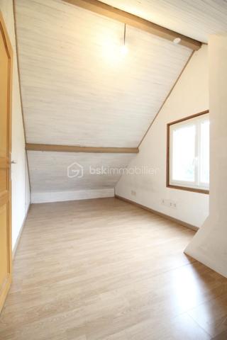 Situé dans le cadre privilégié et recherché de La Jacqueminière, sur la commune de Courtenay, ce pavillon des années 80 offre un environnement calme et verdoyant. Construite sur vide sanitaire, la maison bénéficie d'une structure saine et repose sur un vaste terrain plat, entièrement clos, idéal pour profiter des beaux jours en toute sérénité.
Le rez-de-chaussée a été pensé pour la convivialité. Il s'ouvre sur une cuisine aménagée et équipée, parfaitement intégrée à une vaste pièce de vie. Le salon-séjour, véritable cœur de la maison, dispose d'un insert qui apporte une atmosphère chaleureuse durant l'hiver. Ce niveau comprend également une salle d’eau moderne avec douche, un WC indépendant ainsi qu’un espace buanderie pratique au quotidien.
À l’étage, un palier dessert deux belles chambres spacieuses, offrant un espace de nuit confortable et intime .
En complément de son grand jardin, la propriété dispose d'un garage séparé, permettant de stationner un véhicule ou de créer un espace de stockage supplémentaire selon vos besoins.
Ce bien allie le charme de l'ancien à un potentiel extérieur rare sur le secteur. Pour obtenir plus de renseignements ou organiser une visite, je vous invite à me contacter dès maintenant.