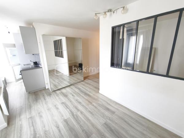 Description
Studio 1 pièce 28 m² Centre-Ville
BSK Immobilier COULONGEAT William vous propose
Idéal investisseur – Studio lumineux dans résidence de 6 appartements
Situé au 1 er étage bien entretenue, ce charmant studio de 28 m2 bénéficie d’une exposition est, ouest , offrant une belle luminosité naturelle tout au long de la journée.

Il se compose de :
Une entrée avec placard mural
Aménagement en 2 Pièces
Un Salon  agréable et fonctionnel ouvert sur cuisine aménagée et équipée
Un espace nuit avec séparation d'une jolie verrière
Une salle de bain 
Un WC indépendant

L’agencement est optimisé, permettant une circulation fluide et un cadre de vie confortable.

Les + du bien :
Environnement calme et verdoyant
Charges : 93 euros/mois, incluant : Eau froide
Chauffage Electrique 
Tous commerces en bas de l'immeuble
Arrêt de bus : 2 minutes 
Visite possible 7 jours / 7
TAXES  FONCIERES  721 euros