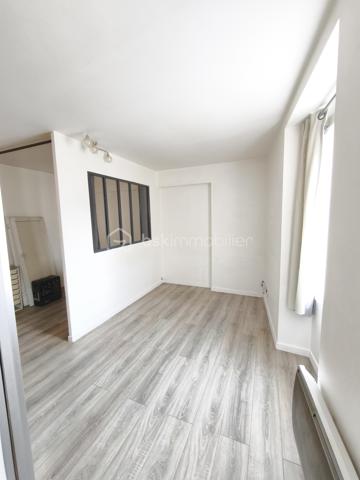 Description
Studio 1 pièce 28 m² Centre-Ville
BSK Immobilier COULONGEAT William vous propose
Idéal investisseur – Studio lumineux dans résidence de 6 appartements
Situé au 1 er étage bien entretenue, ce charmant studio de 28 m2 bénéficie d’une exposition est, ouest , offrant une belle luminosité naturelle tout au long de la journée.

Il se compose de :
Une entrée avec placard mural
Aménagement en 2 Pièces
Un Salon  agréable et fonctionnel ouvert sur cuisine aménagée et équipée
Un espace nuit avec séparation d'une jolie verrière
Une salle de bain 
Un WC indépendant

L’agencement est optimisé, permettant une circulation fluide et un cadre de vie confortable.

Les + du bien :
Environnement calme et verdoyant
Charges : 93 euros/mois, incluant : Eau froide
Chauffage Electrique 
Tous commerces en bas de l'immeuble
Arrêt de bus : 2 minutes 
Visite possible 7 jours / 7
TAXES  FONCIERES  721 euros