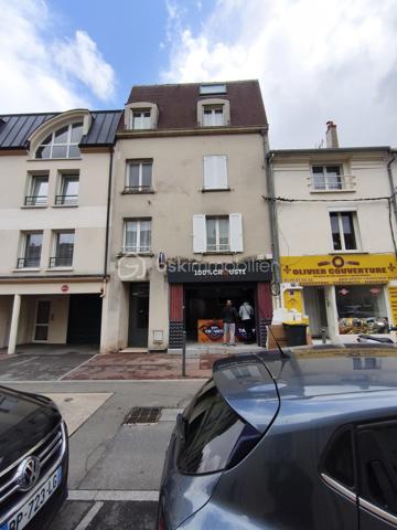 Description
Studio 1 pièce 28 m² Centre-Ville
BSK Immobilier COULONGEAT William vous propose
Idéal investisseur – Studio lumineux dans résidence de 6 appartements
Situé au 1 er étage bien entretenue, ce charmant studio de 28 m2 bénéficie d’une exposition est, ouest , offrant une belle luminosité naturelle tout au long de la journée.

Il se compose de :
Une entrée avec placard mural
Aménagement en 2 Pièces
Un Salon  agréable et fonctionnel ouvert sur cuisine aménagée et équipée
Un espace nuit avec séparation d'une jolie verrière
Une salle de bain 
Un WC indépendant

L’agencement est optimisé, permettant une circulation fluide et un cadre de vie confortable.

Les + du bien :
Environnement calme et verdoyant
Charges : 93 euros/mois, incluant : Eau froide
Chauffage Electrique 
Tous commerces en bas de l'immeuble
Arrêt de bus : 2 minutes 
Visite possible 7 jours / 7
TAXES  FONCIERES  721 euros