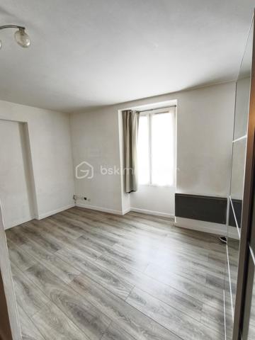 Description
Studio 1 pièce 28 m² Centre-Ville
BSK Immobilier COULONGEAT William vous propose
Idéal investisseur – Studio lumineux dans résidence de 6 appartements
Situé au 1 er étage bien entretenue, ce charmant studio de 28 m2 bénéficie d’une exposition est, ouest , offrant une belle luminosité naturelle tout au long de la journée.

Il se compose de :
Une entrée avec placard mural
Aménagement en 2 Pièces
Un Salon  agréable et fonctionnel ouvert sur cuisine aménagée et équipée
Un espace nuit avec séparation d'une jolie verrière
Une salle de bain 
Un WC indépendant

L’agencement est optimisé, permettant une circulation fluide et un cadre de vie confortable.

Les + du bien :
Environnement calme et verdoyant
Charges : 93 euros/mois, incluant : Eau froide
Chauffage Electrique 
Tous commerces en bas de l'immeuble
Arrêt de bus : 2 minutes 
Visite possible 7 jours / 7
TAXES  FONCIERES  721 euros